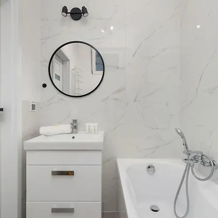 Raclawicka Modern For 4 Guests By Renters Apartmán