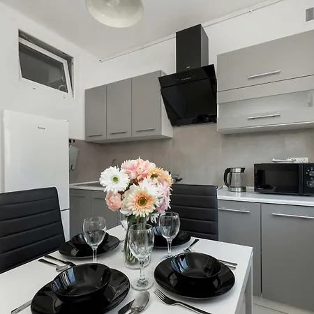 Raclawicka Modern For 4 Guests By Renters