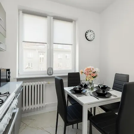 Raclawicka Modern For 4 Guests By Renters Apartment
