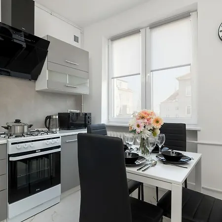 Raclawicka Modern For 4 Guests By Renters