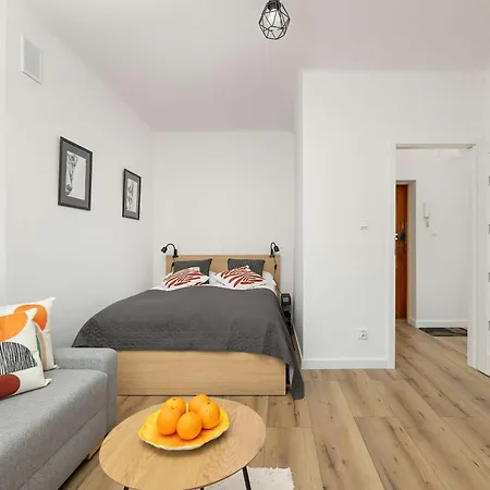 Raclawicka Modern For 4 Guests By Renters