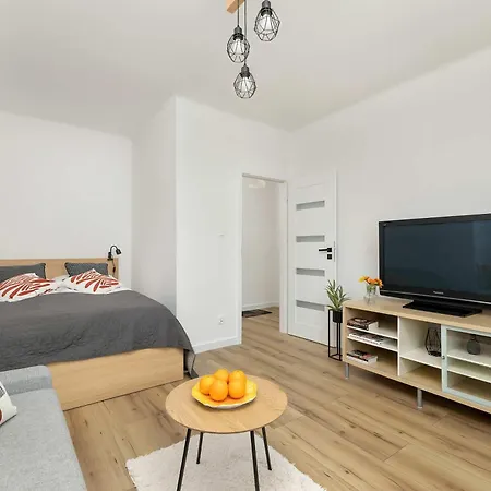 Raclawicka Modern For 4 Guests By Renters Apartment