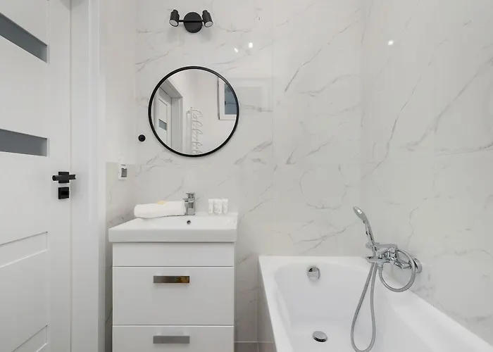 Raclawicka Modern For 4 Guests By Renters Appartement