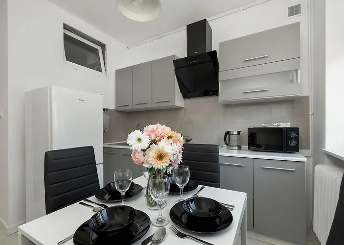 Raclawicka Modern For 4 Guests By Renters