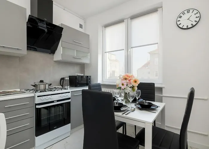 Raclawicka Modern For 4 Guests By Renters