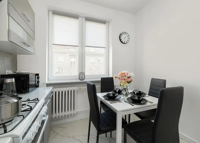 Racławicka Modern For 4 Guests By Renters Apartament