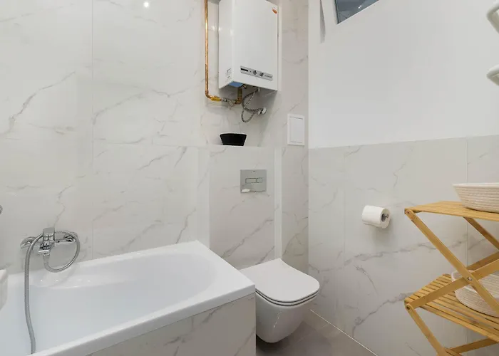 Racławicka Modern For 4 Guests By Renters *