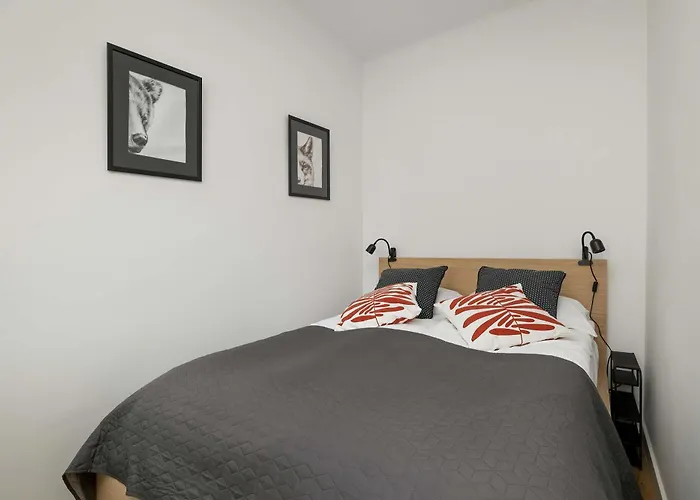 Racławicka Modern For 4 Guests By Renters